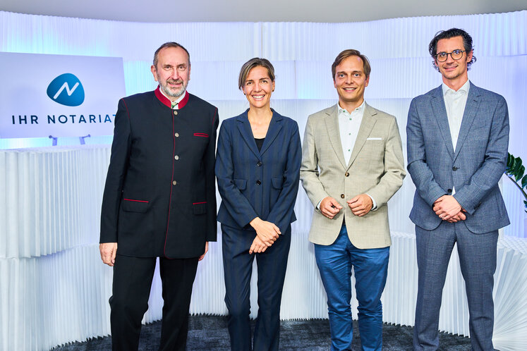 Pr&auml;sident Michael Lunzer, Moderatorin Eva-Steinkellner-Klein, Unternehmer Markus Bicker und Notarsubstitut Matthias Schwab beim ATRIUM-Unternehmergespr&auml;ch im Hafnerhotel von Hafnertec. (c) Fotolois